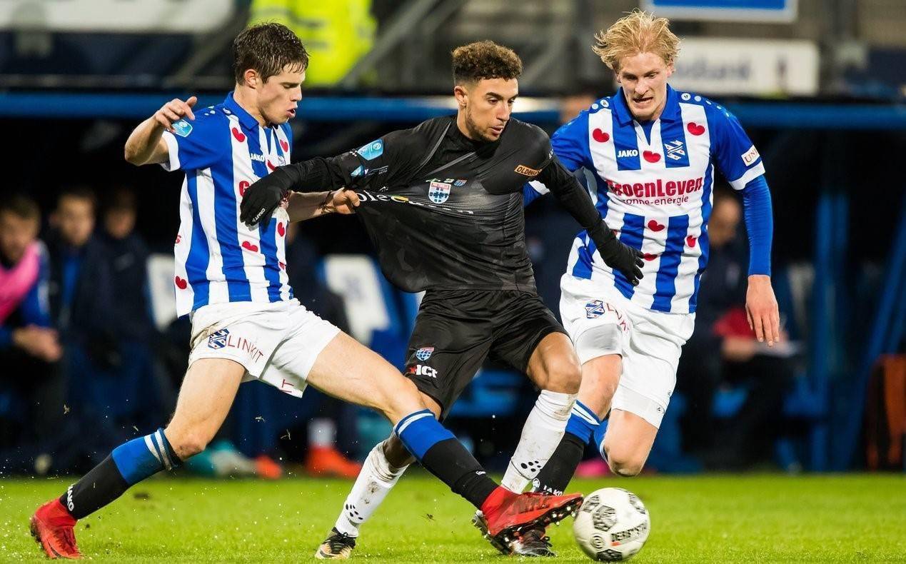 与此对应 与此对应